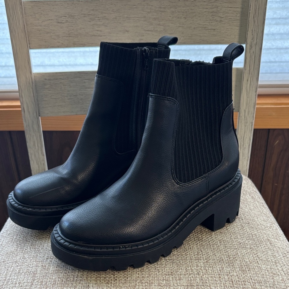 Universal Thread Black Ribbed Ankle Boots